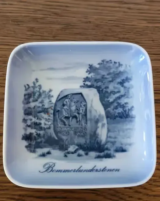 Royal Copenhagen – Porcelanowy talerzyk pamiątkowy „Kamień Bommerlunder” (985-20) — praca twórcy Daria na Freshwall Marketplace