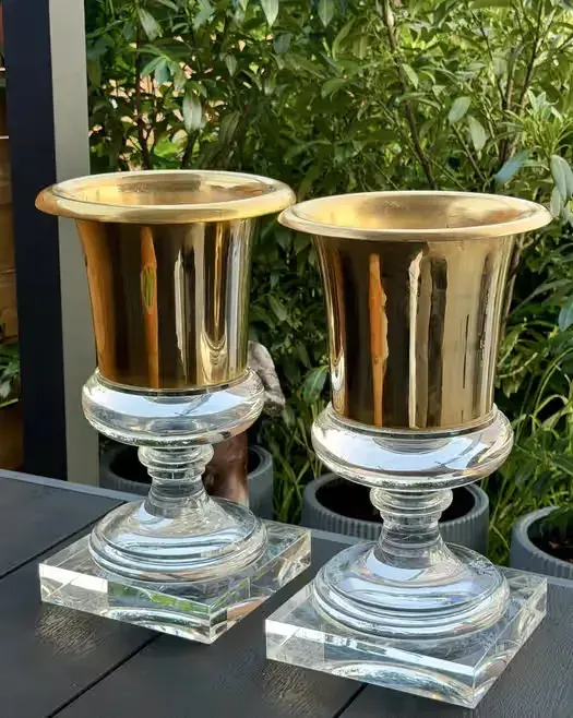 Spektakularna Para Wazonów Amfor Hollywood Regency Włochy Lata 70. Unikat Mosiądz i Grube Szkło Akrylowe Lucite Plexi Vintage Design Premium Klasyk — praca twórcy ArtCollector na Freshwall Marketplace