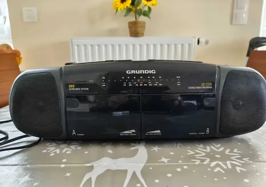Sprzedam radiomagnetofon firmy GRUNDIG — praca twórcy jacek na Freshwall Marketplace