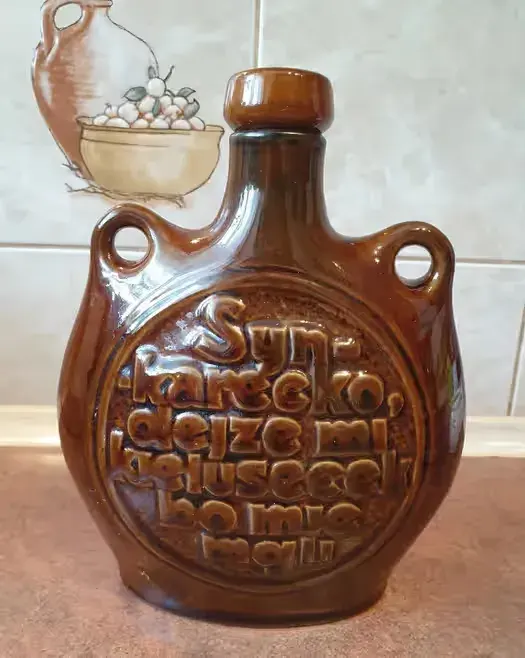 Stara  butelka  z  napisem,  22  cm — praca twórcy Maria na Freshwall Marketplace