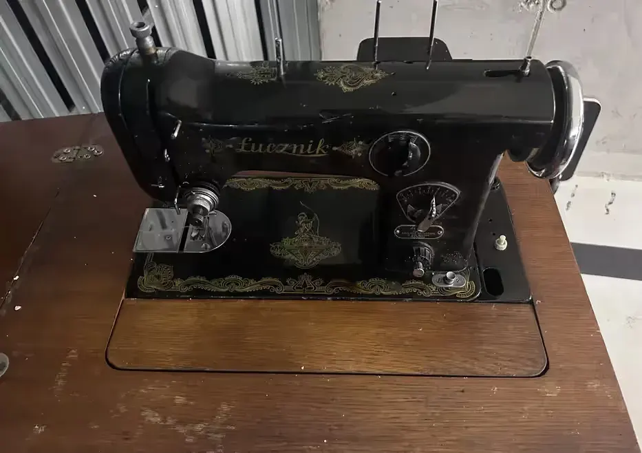 Stara maszyna do szycia ŁUCZNIK w szafce retro vintage PRL z napędem — praca twórcy Patryk na Freshwall Marketplace