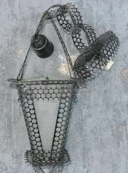 Stara metalowa lampa z czasów PRL - retro — praca twórcy Grzegorz na Freshwall Marketplace