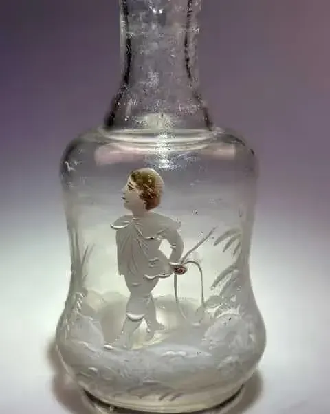 Stara miniaturowa karafka / flakonik Mary Gregory  ok. 1900 r. Antyk Hand Blow wys  ok 11 cm — praca twórcy Antykwariat Filemon na Freshwall Marketplace