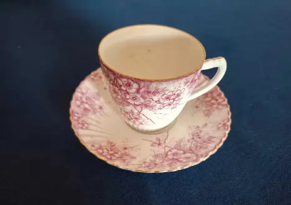 Stara porcelanowa filiżanka — praca twórcy Joanna na Freshwall Marketplace