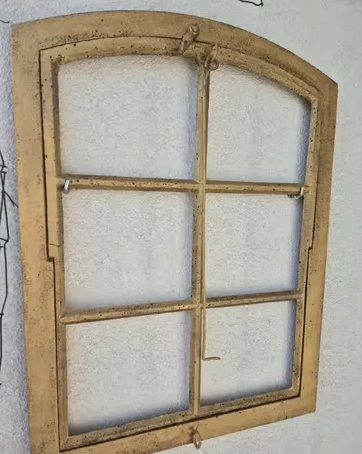 Stara rama okna żeliwnego z łukiem 70 x 54 cm antyk — praca twórcy Flora na Freshwall Marketplace