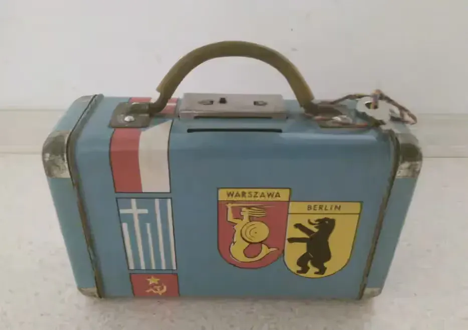 stara zabawka PRL skarbonka walizka CZZ retro kufer antyk zabytek — praca twórcy Beata na Freshwall Marketplace