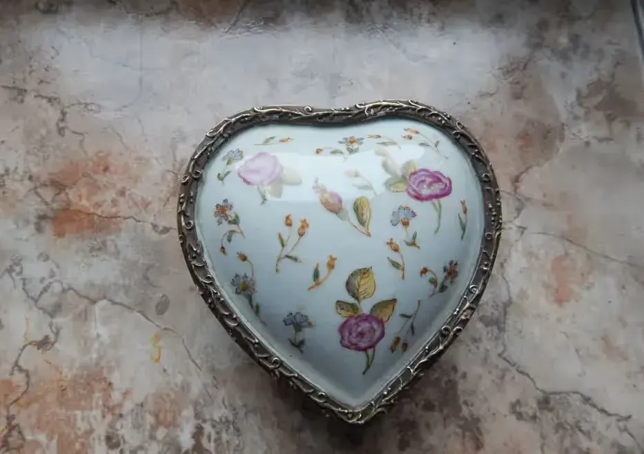 Stare porcelanowe puzderko w kształcie serca sygnowane Wong Lee 1895 — praca twórcy Andrzej na Freshwall Marketplace