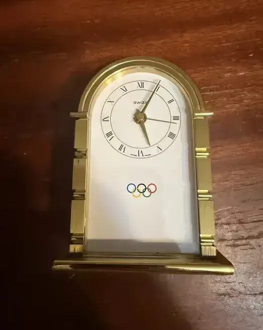 Stary budzik swiza olimpijski analog — praca twórcy shaggy1984 na Freshwall Marketplace
