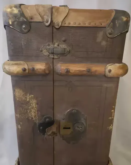 Stary kufer podróżny 1920 rok. — praca twórcy Paweł na Freshwall Marketplace