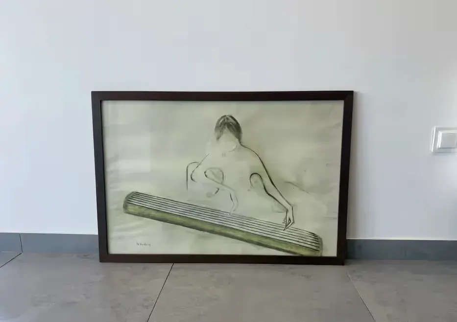 Stary plakat print Ha Van Vuong lata 70 kobieta gra na cytrze — praca twórcy Matylda na Freshwall Marketplace