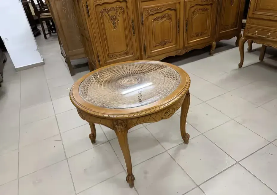 Stylowy kawowy stolik drewniany retro– rzeźbiony — praca twórcy Antiko na Freshwall Marketplace