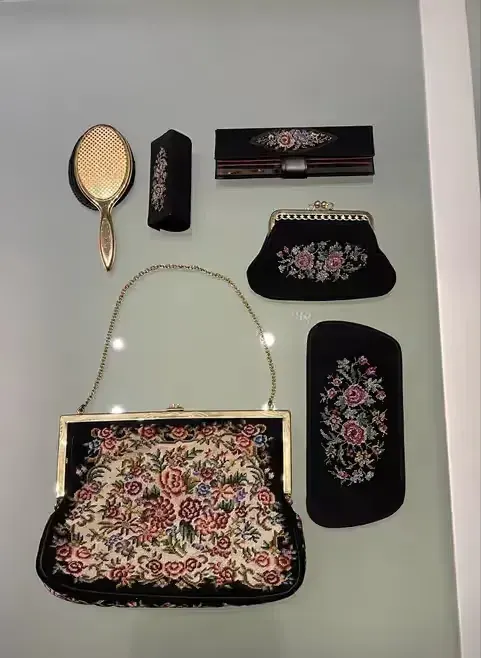 Vintage haftowany komplet damskich akcesoriów – lata 60./70 — praca twórcy Marta na Freshwall Marketplace
