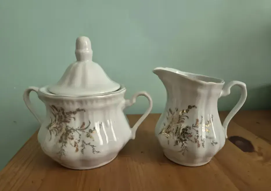 Vintage komplet: Porcelanowa cukiernica + mlecznik (Biel i Złoto) — praca twórcy Anna na Freshwall Marketplace