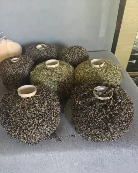Włóczka boucle 7szt.  sprzedam 200 zl — praca twórcy Łukasz Boub na Freshwall Marketplace