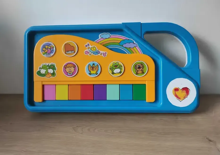 Zabawka vintage z 1992 r. – pianinko dla dzieci — praca twórcy Maria na Freshwall Marketplace