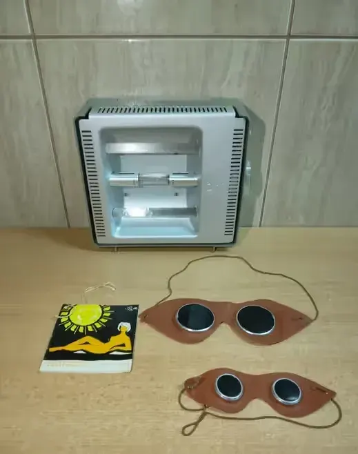 Zabytkowa lampa kwarcowa UV Thelta Sonne Q17 Made in DDR PRL rok 1971 — praca twórcy Bazar24 na Freshwall Marketplace