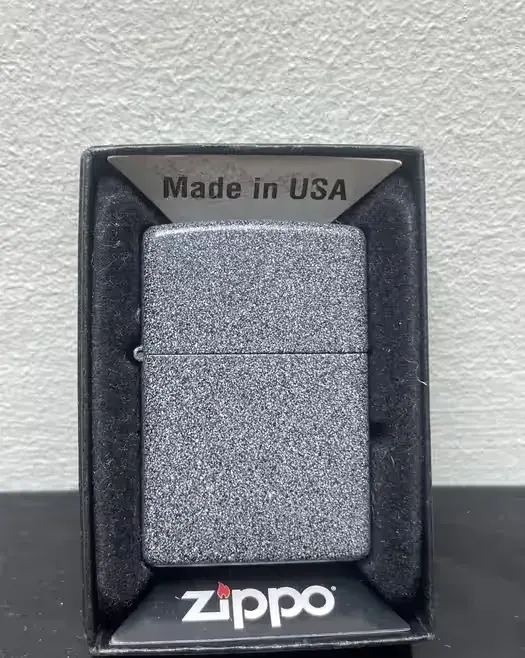 Zapalniczka Zippo e 12 kolekcjonerska — praca twórcy Maciek na Freshwall Marketplace
