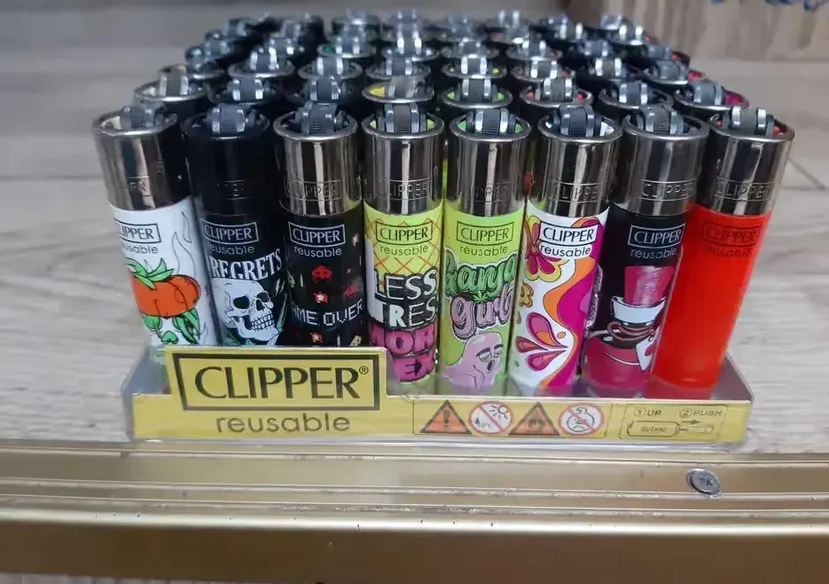 Zapalniczki Clipper na podstawce — praca twórcy Sebastian na Freshwall Marketplace