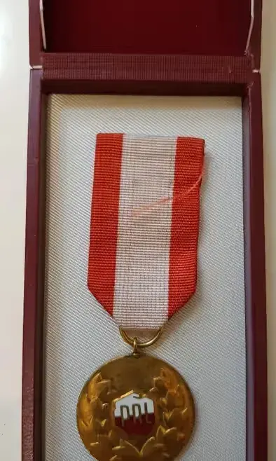 Zasłużony Pracownik PAŃSTWOWY PRL medal złoty — praca twórcy Przemek na Freshwall Marketplace