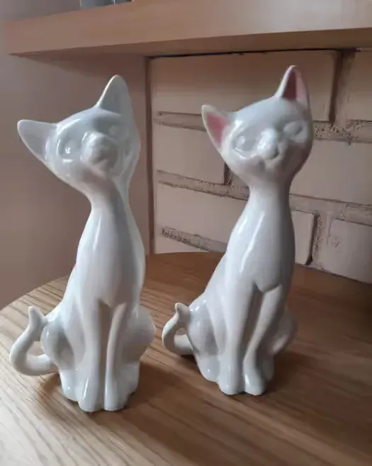 Zestaw porcelanowych figurek kotów, ozdoba, dekoracja — praca twórcy Ker66 na Freshwall Marketplace