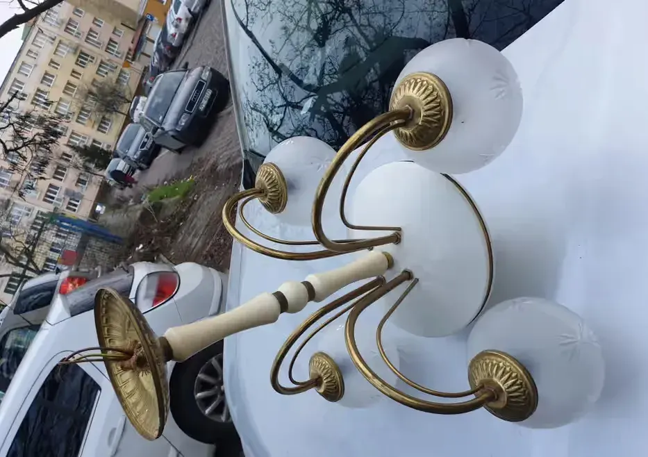 Żyrandol, klosz kula Art Deco, mosiądz kule kryształ PRL — praca twórcy Zenek Zalewski na Freshwall Marketplace