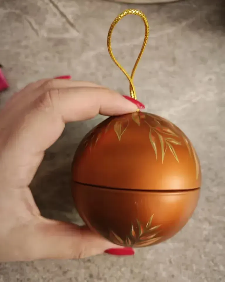 Metalowa bombka po herbacie — praca twórcy Paula na Freshwall Marketplace