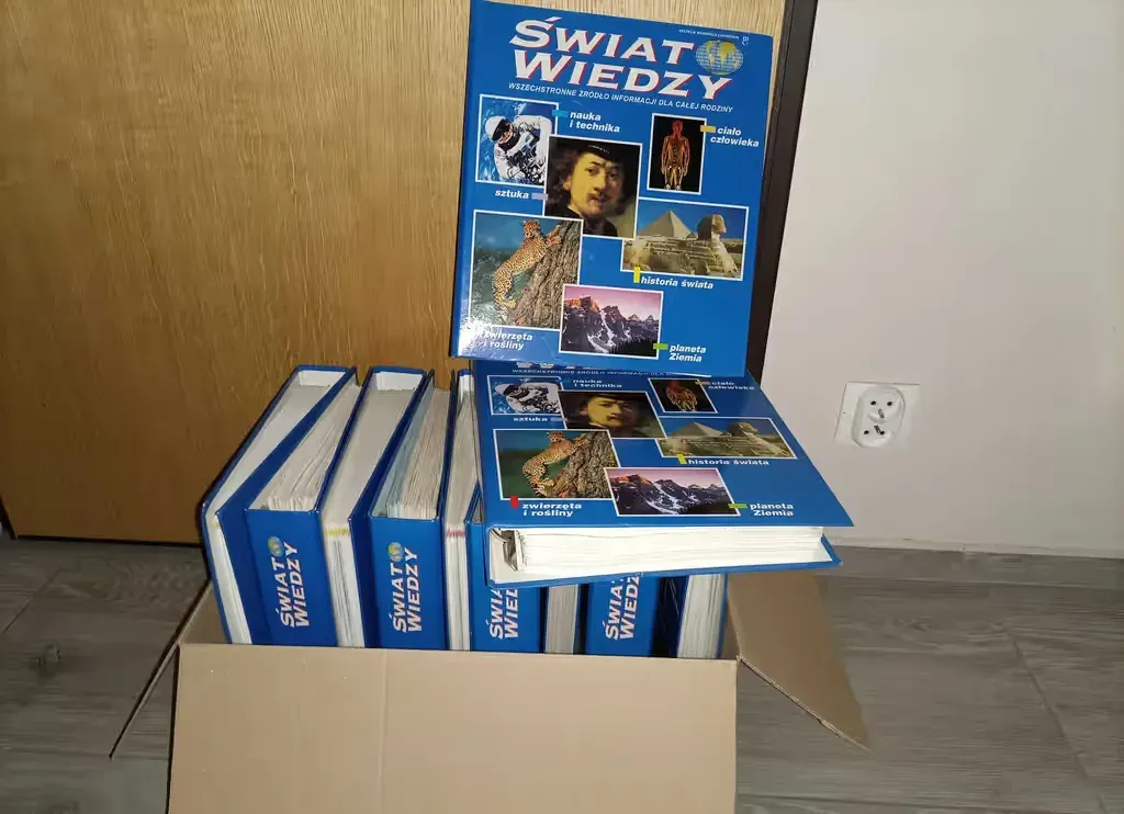 Świat Wiedzy 11 segregatorów - gratis - odbiór dziś (wtorek) — praca twórcy Andrzej na Freshwall Marketplace