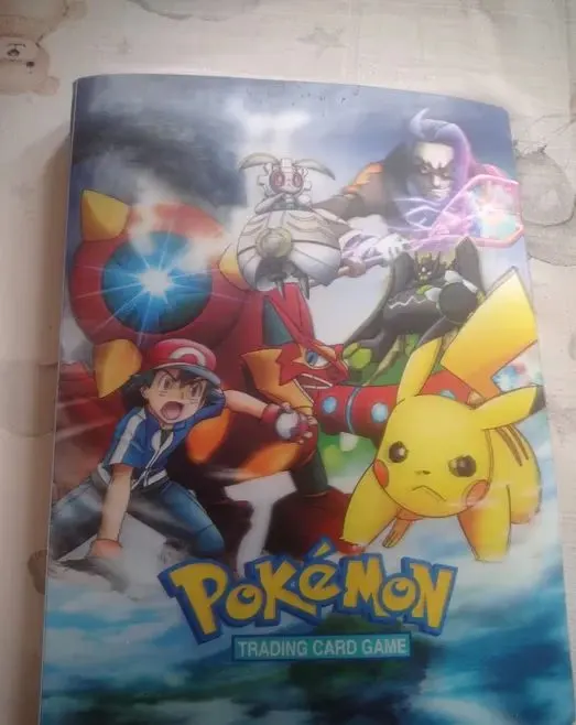Album wraz z kartami pokemon — praca twórcy Wojciech M. na Freshwall Marketplace