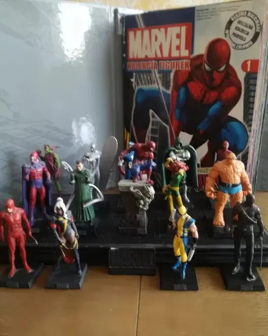 Marvel kolekcja figurki+katalog — praca twórcy Cezary M. na Freshwall Marketplace