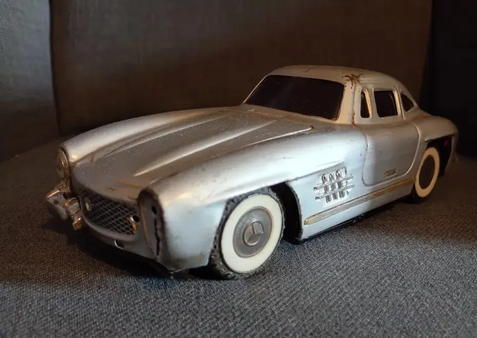 Mercedes-Benz 300SL stara blaszana zabawka PRL — praca twórcy Adrian N. na Freshwall Marketplace