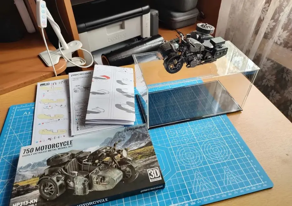 Metalowy model motocykla Zundapp KS 750 z koszem Gotowy złożony Piececool 11 cm 193 el. + gablota box manuale — praca twórcy Joanna G. na Freshwall Marketplace