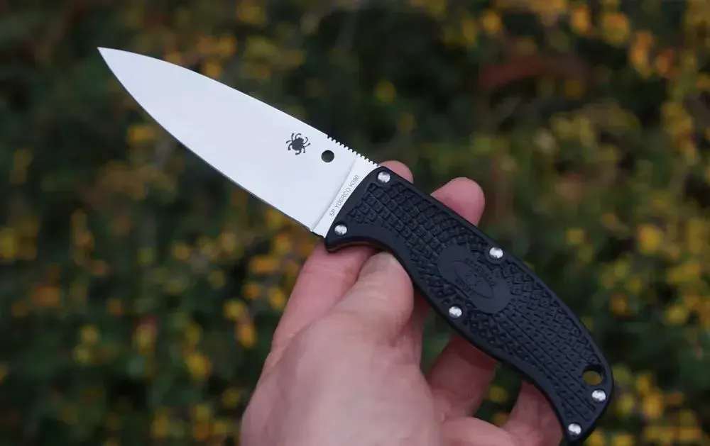 Nóż Spyderco Enuff 2 — praca twórcy Magdalena B. na Freshwall Marketplace