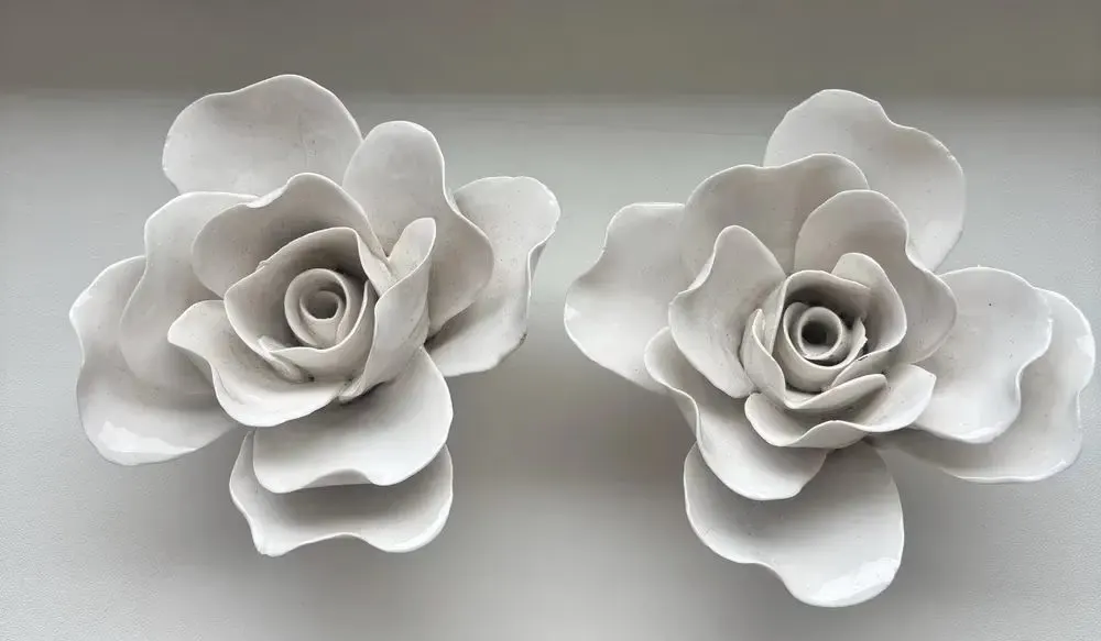 Porcelanowe białe róże — praca twórcy Marianna K. na Freshwall Marketplace