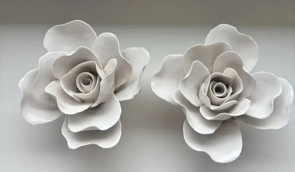 Porcelanowe białe róże — praca twórcy Marianna K. na Freshwall Marketplace