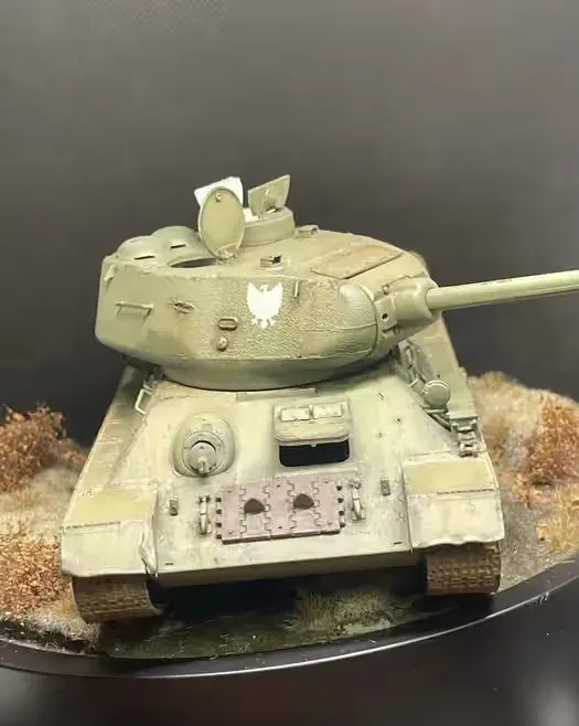 AFV Club 35S55 T-34/85 Model 1944 Factory No 183 gotowy sklejony model — praca twórcy Jakub G. na Freshwall Marketplace