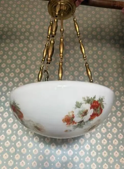Duża ampla art deco biała kwiaty lampa żyrandol mosiężna przedwojenna — praca twórcy Maria N. na Freshwall Marketplace