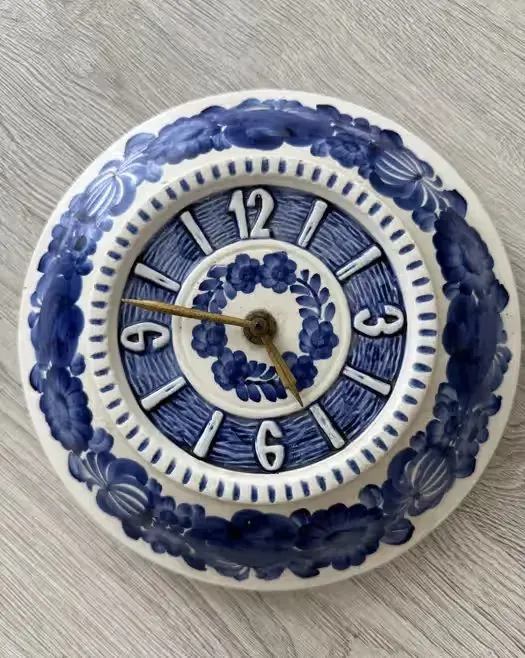 Fajansowy zegar ścienny PRL Metron – ręcznie malowany kobalt vintage — praca twórcy Zbigniew G. na Freshwall Marketplace