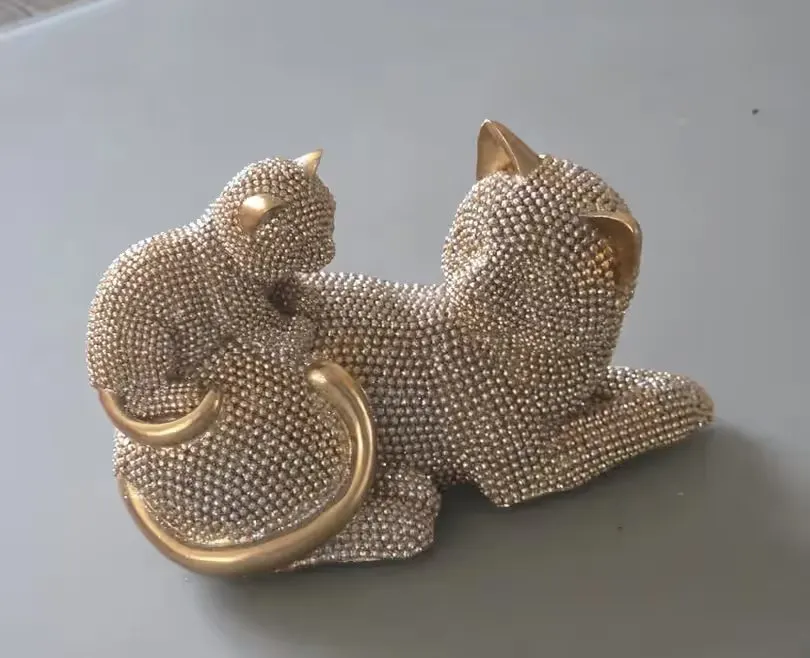 Figurka brokatowa kotki styl Glamour — praca twórcy Oskar M. na Freshwall Marketplace