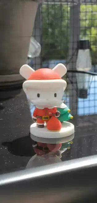 Figurka ozdobna świąteczna Mikołaj Xiaomi PCV — praca twórcy Monika A. na Freshwall Marketplace