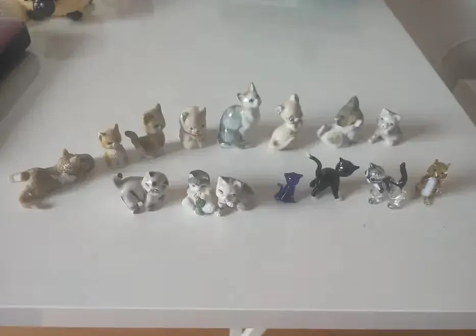 Figurki kotkow szklanych — praca twórcy Maria D. na Freshwall Marketplace