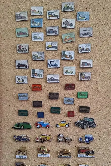 Kolekcja 53 sztuk znaczków metalowych i przypinek ze starymi samochodami — praca twórcy Witold A. na Freshwall Marketplace