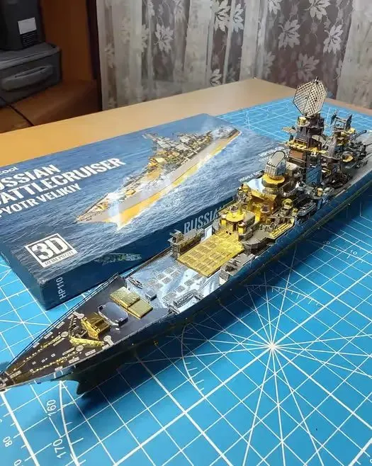 Krążownik Piotr Wielki złożony metalowy model Piececool 31 cm 270 elementów 1:800 — praca twórcy Rafał K. na Freshwall Marketplace
