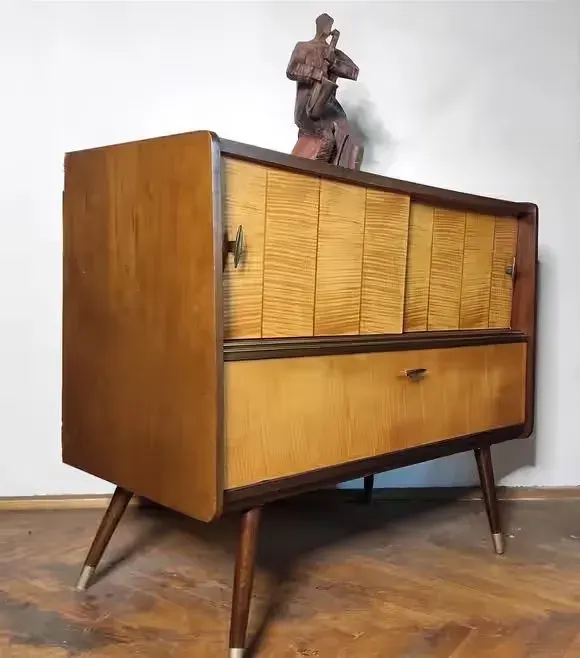 Kredens vintage Europa lata 60-70 — praca twórcy Maria D. na Freshwall Marketplace
