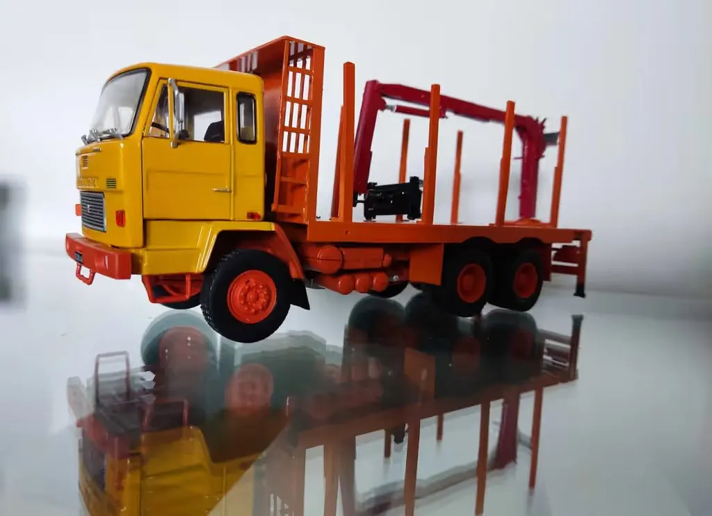 Kultowe ciężarówki Jelcz 640 z HDS do transportu drewna — praca twórcy Jakub J. na Freshwall Marketplace