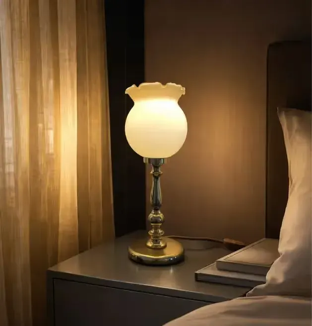 Lampa stołowa vintage retro, klimatyczna metal szkło — praca twórcy Tadeusz K. na Freshwall Marketplace