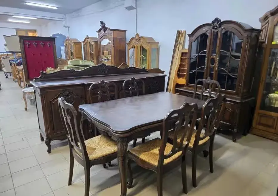 Piękny zestaw w stylu retro - witryna, komoda, stół z krzesłami. Transport cały kraj — praca twórcy Antiko na Freshwall Marketplace