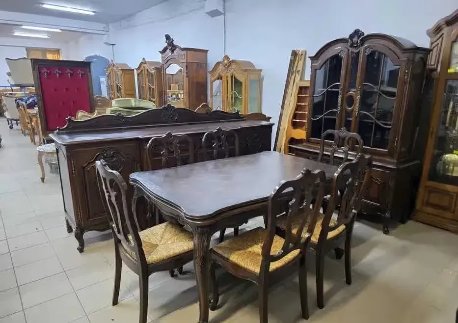 Piękny zestaw w stylu retro - witryna, komoda, stół z krzesłami. Transport cały kraj — praca twórcy Antiko na Freshwall Marketplace