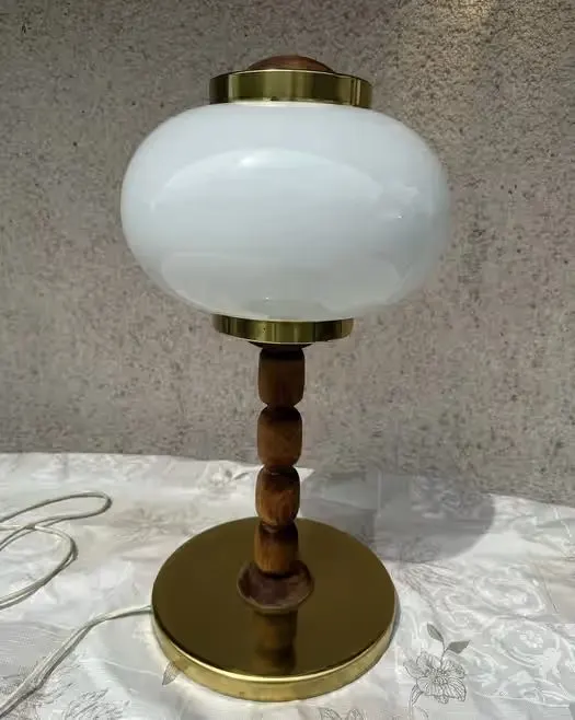 Lampa stołowa z czasów PRL retro vintage — praca twórcy Jakub na Freshwall Marketplace