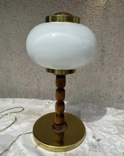 Lampa stołowa z czasów PRL retro vintage — praca twórcy Jakub na Freshwall Marketplace