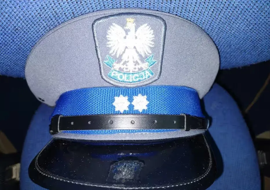 POLICJA czapka służbowa garnizonowa policja stary wzór - rozmiar 58 — praca twórcy Artur na Freshwall Marketplace